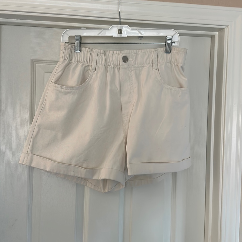 White High waisted Cargo shorts (size M)